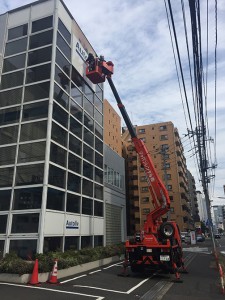 高所作業車外壁看板張り替え3